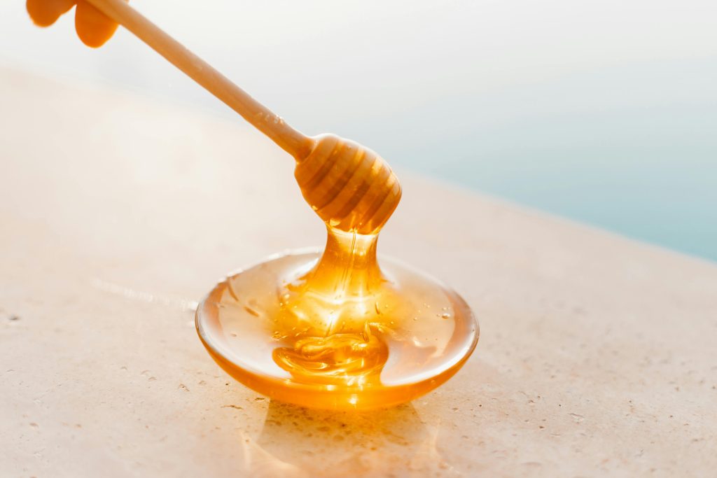 Explore top health benefits of organic honey – shop pure honey online at Organicajoy!